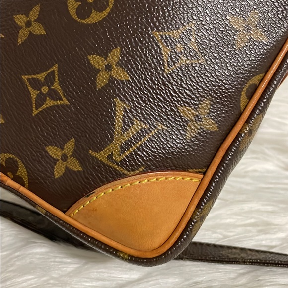 Louis Vuitton Danube Crossbody - Picture 7 of 16